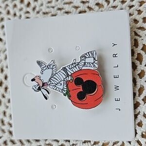 Disney halloween pin of goofy, leaning on a pumpkin.